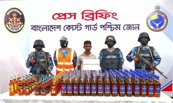 মোংলায় মহিলা দলনেত্রীর বাড়িতে বিদেশী মদ উদ্ধার, স্বামী আটক