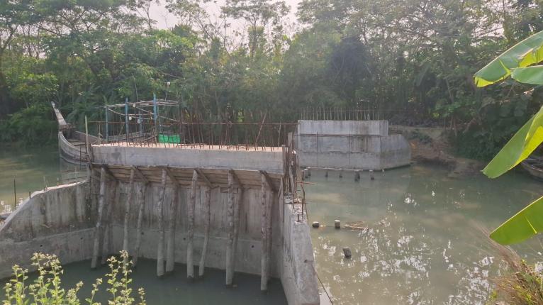 বাউফলে ৬ মাসের সেতুর কাজ ৩ বছরেও শেষ হয়নি, দৃশ্যমান শুধুই পিলার