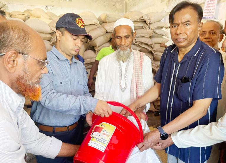 আগৈলঝাড়ায় ১৩ হাজার ২৩৮ পরিবারে ভিজিএফ চাল বিতরণ