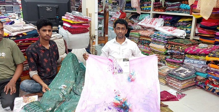 আমতলী ঈদবাজারে উপচে পড়া ভিড়, বেশি বিক্রিতে খুশি ব্যবসায়ীরা