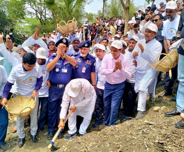 গৌরনদীতে খাল পুনঃখনন কর্মসূচির উদ্বোধন করলেন তথ্যমন্ত্রী জহির উদ্দিন স্বপন
