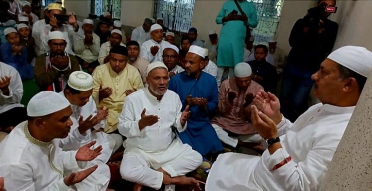 গৌরনদীতে ঈদ জামাতে অংশ নিলেন তথ্যমন্ত্রী জহির উদ্দিন স্বপন