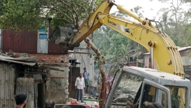 গলাচিপায় খালের দুই পাড়ে অবৈধ স্থাপনা উচ্ছেদ শুরু