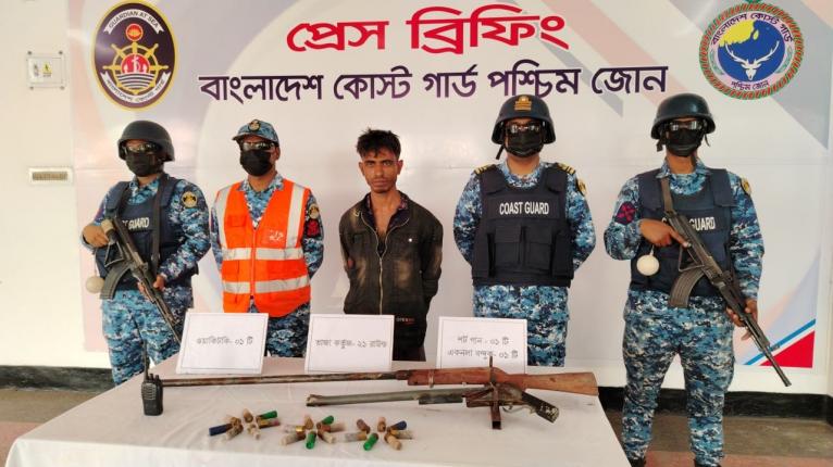 সুন্দরবনে জাহাঙ্গীর বাহিনীর সদস্য অস্ত্রসহ আটক