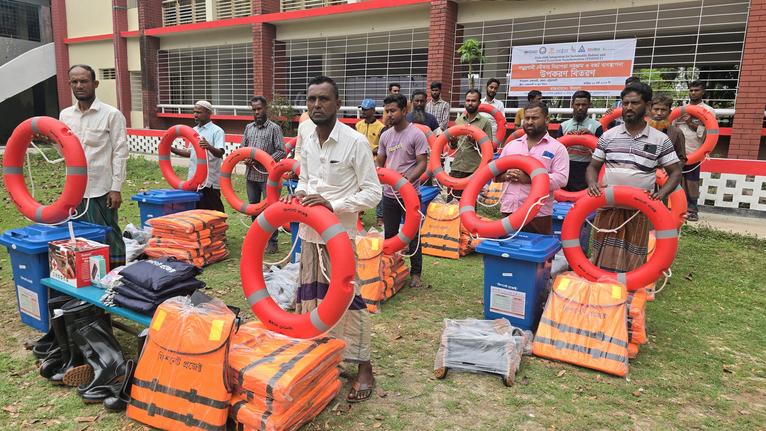 রাঙ্গাবালীতে সমুদ্রগামী ৭৩ ট্রলারে জেলেদের নিরাপত্তা সরঞ্জাম বিতরণ