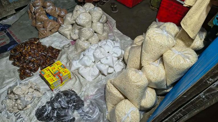 কলাপাড়ার ধুলাসারে নবজাগরণ স্বেচ্ছাসেবী সংগঠনের ইফতার সামগ্রী বিতরণ