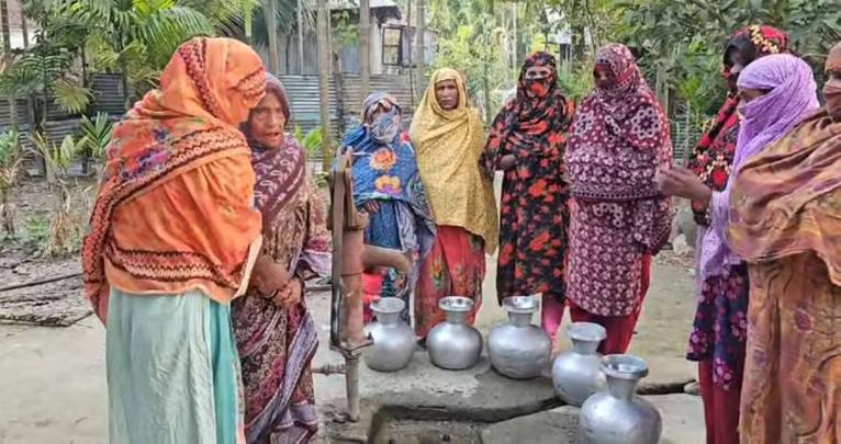 চরফ্যাশনে গভীর নলকূপে পানি না ওঠায় এভাবে নারীরা পানির জন্যে অপেক্ষা করছেন।
