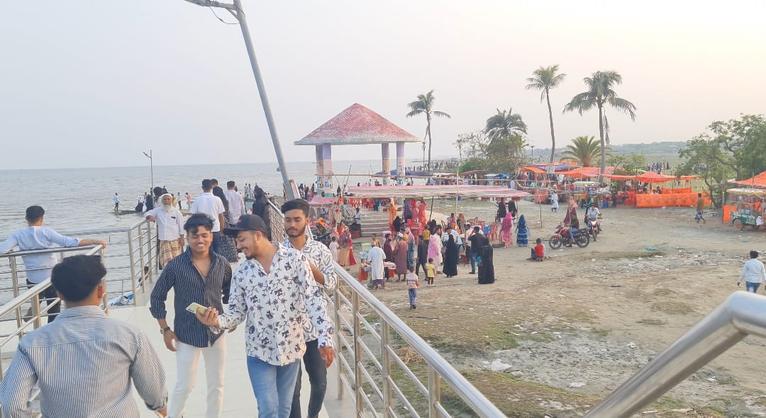 চরফ্যাশনের বেতুয়া প্রশান্তি পার্কে বিনোদনপ্রেমী নানা শ্রেণিপেশার মানুষসহ পর্যটকদের উপস্থিতি।