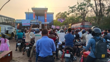 চরফ্যাশনে তীব্র জ্বালানি সংকট: লাইনে দাঁড়িয়ে দিন পার করছেন যানচালকরা