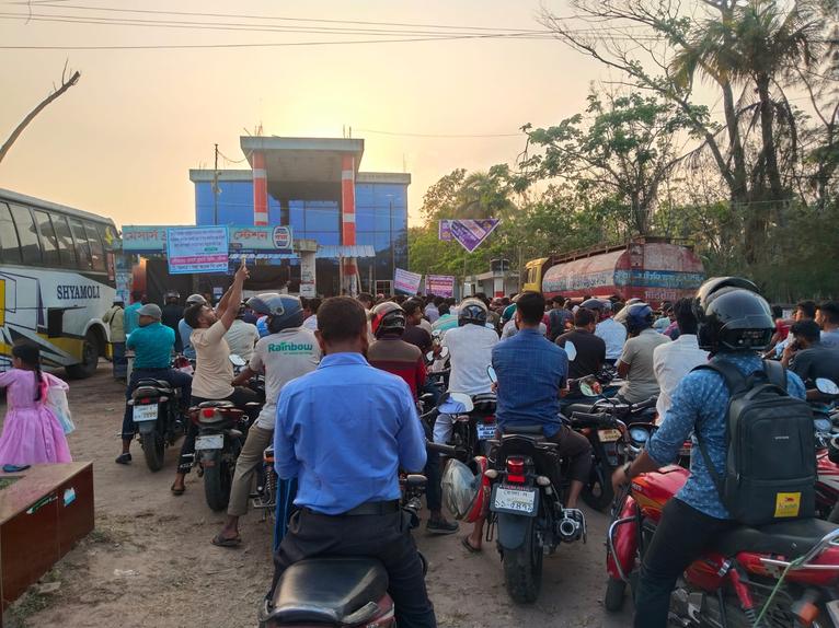 চরফ্যাশনের শরীফ পাড়া ব্রাদার্স ফিলিং স্টেশনে এভাবে তৈলের জন্যে লাইন দিচ্ছেন।