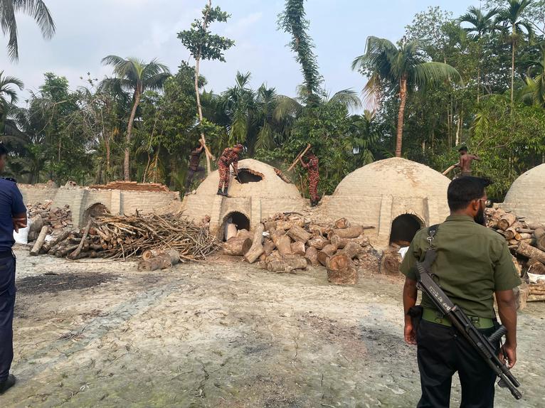 চরফ্যাশনের নুরাবাদে নকল কয়লা তৈরীর কারখানা গুড়িয়ে দিয়েছেন নির্বাহী ম্যাজিষ্ট্রেট।