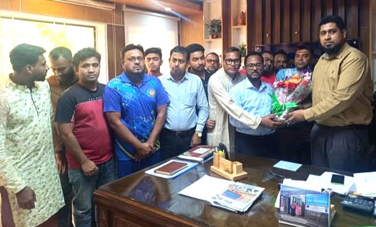 বেনাপোলে ইউএনও ফজলে ওয়াহিদকে ক্রীড়া সংস্থার ফুলেল শুভেচ্ছা