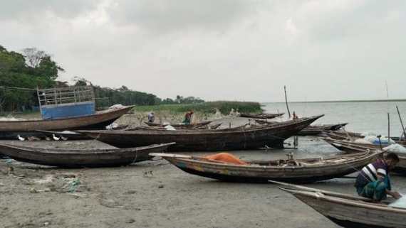 <small>চেয়ারম্যানদের গাফিলতি </small> বাউফলে জেলেদের খাদ্য সহায়তা জোটেনি