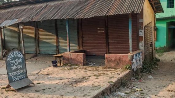 বাউফলে তেল সংকট: পেট্রোল-মবিলের দোকান বন্ধ, যাত্রীরা ভোগান্তিতে