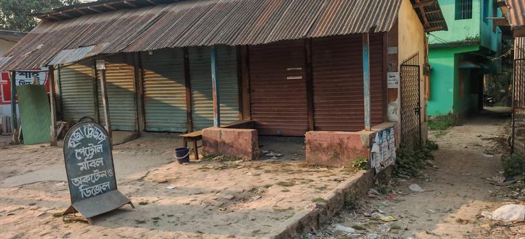 বাউফলে তেল সংকট: পেট্রোল-মবিলের দোকান বন্ধ, যাত্রীরা ভোগান্তিতে