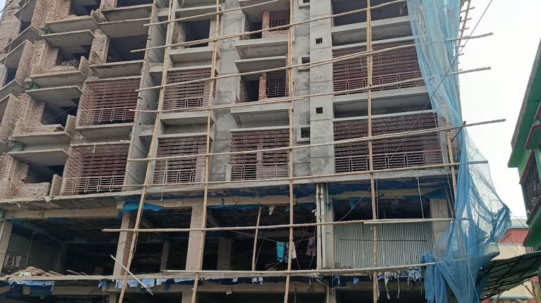 দুমকিতে নির্মাণাধীন ভবন থেকে পড়ে দুই শ্রমিক আহত