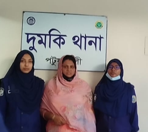 পরকিয়ার ফাঁদে অর্থ আদায়: দুমকিতে নারী গ্রেফতার