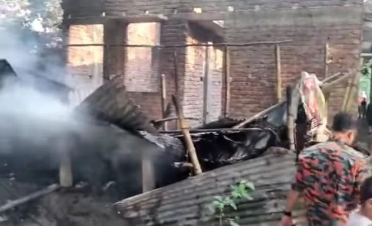গৌরনদীতে ছাত্রলীগ নেতার লাকড়ি ঘরে অগ্নিকাণ্ড