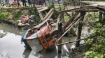 মির্জাগঞ্জে লোহারপুল ভেঙে মালবাহী অটোগাড়ি খালে, চালক আহত