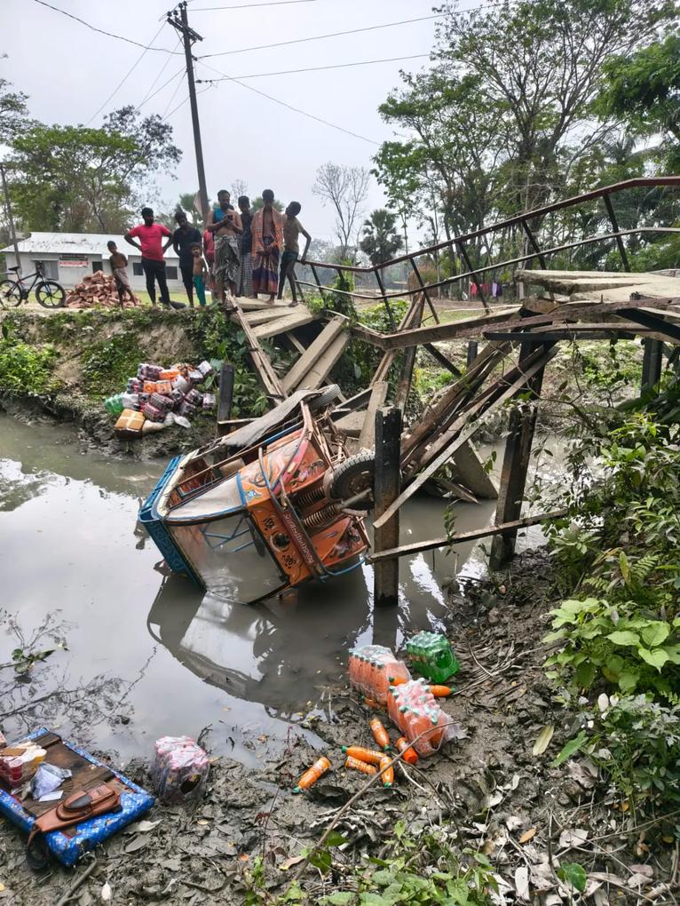 মির্জাগঞ্জে লোহারপুল ভেঙে মালবাহী অটোগাড়ি খালে, চালক আহত