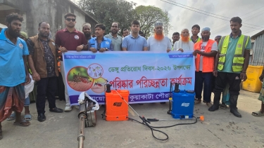 ডেঙ্গু প্রতিরোধ দিবসে কুয়াকাটা পৌর সভার খালে পরিচ্ছন্নতা অভিযান