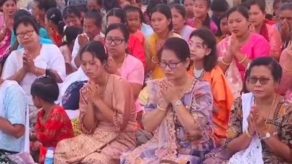 <small>তিনদিনের ধর্মীয় আয়োজন শুরু </small> মৃত্যুর ৯৯ দিন পর অন্ত্যেষ্টিক্রিয়ায় কলাপাড়ায় রাখাইন সম্প্রদায়ের ঢল