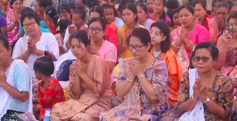 মৃত্যুর ৯৯ দিন পর অন্ত্যেষ্টিক্রিয়ায় কলাপাড়ায় রাখাইন সম্প্রদায়ের ঢল