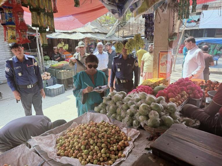 মির্জাগঞ্জে বাজার মনিটরিংয়ে ইউএনও, ব্যসবায়ীদের জরিমানা