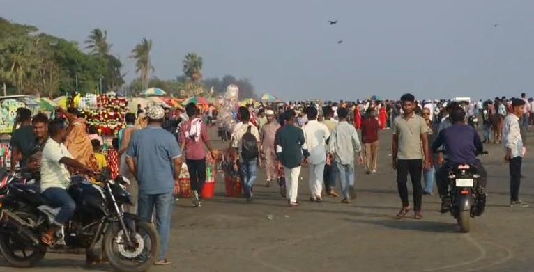 কুয়াকাটায় ঈদের তৃতীয় দিনে পর্যটকের ঢল, মুখর সৈকত