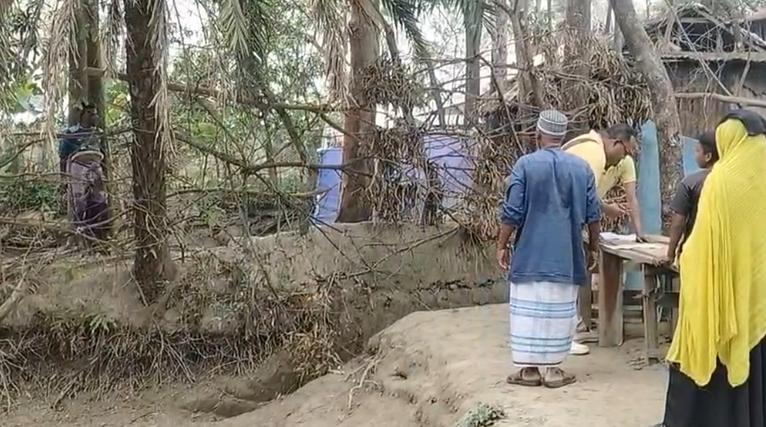 কলাপাড়ায় রাস্তা দখল করে ৪ পরিবারকে গৃহবন্দী করার অভিযোগ