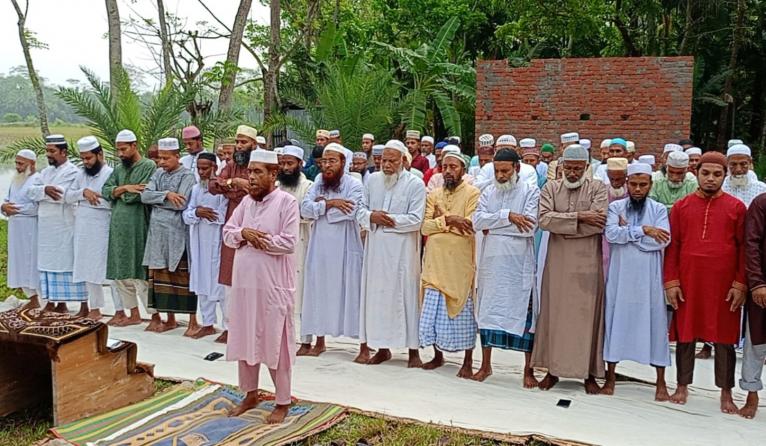 সৌদি‘র সাথে মিল রেখে কাউখালীতে ঈদ উদযাপন
