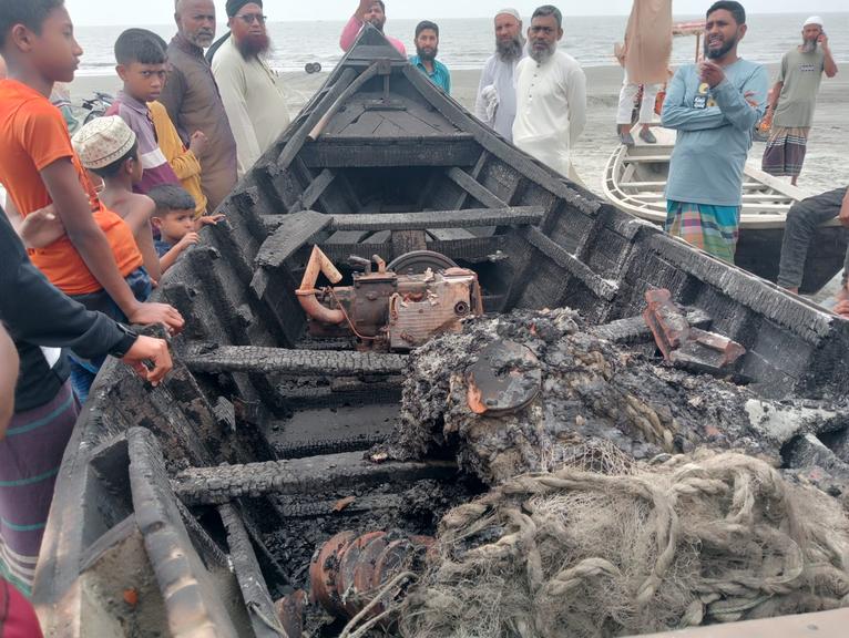 কুয়াকাটা সৈকতে জেলে নৌকায় আগুন, দেড় লাখ টাকার ক্ষতি