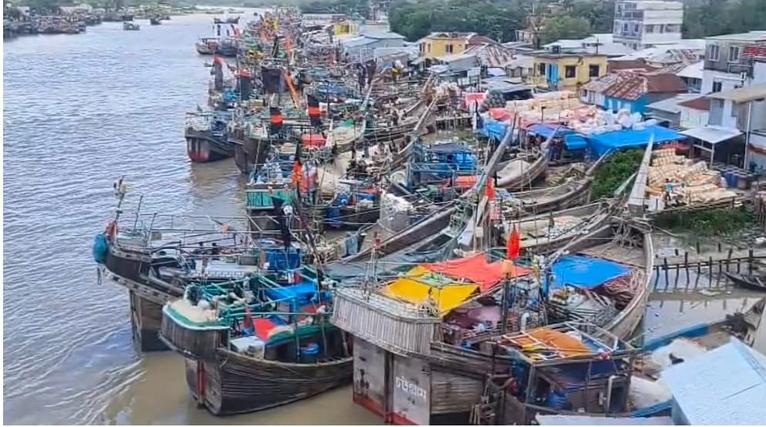 এভাবেই শত শত মাছধরা ট্রলার মহিপুর-আলীপুর ঘাটে নোঙর করে আছে।
