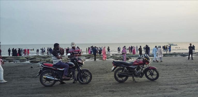 কুয়াকাটায় সৈকতে বেপরোয়া মোটরসাইকেল, আতঙ্কে পর্যটক-শিশু