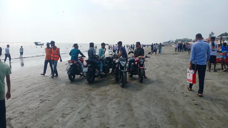 কুয়াকাটা সৈকতের জিরো পয়েন্টে ট্যুরিস্ট পুলিশ বক্সের সামনে ভাড়ায় চালিত মোটরসাইকেল নিয়ে চালকরা এভাবে দাঁড়িয়ে থাকেন।