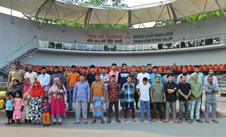 ভারতে আটক ৩৩ বাংলাদেশিকে বেনাপোল চেকপোস্ট দিয়ে দেশে ফেরত