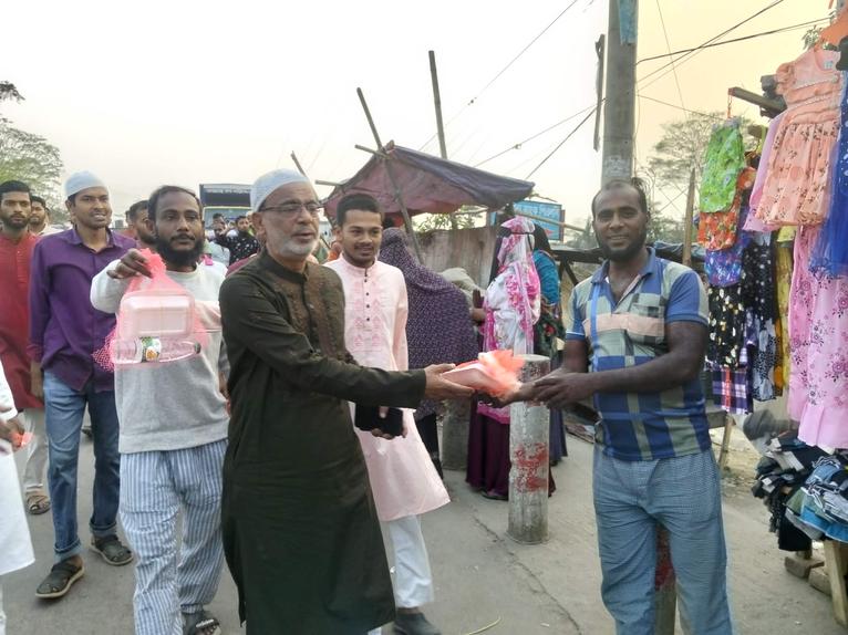 মির্জাগঞ্জে পথচারীদের মাঝে বিএনপি নেতার ইফতার বিতরণ