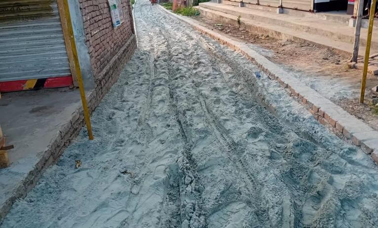 টিএনটি মোড়ে বিপর্যস্ত চলাচল গৌরনদীতে কচ্ছপগতির সড়ক নির্মাণে অতিষ্ঠ এলাকাবাসী