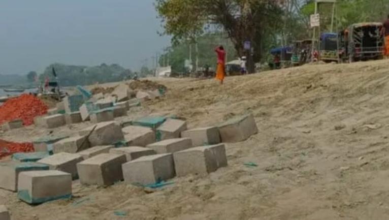 কম্প্যাকশন ছাড়াই ব্লক বসানোর অভিযোগে গলাচিপায় বেড়িবাঁধের কাজ সাময়িক বন্ধ