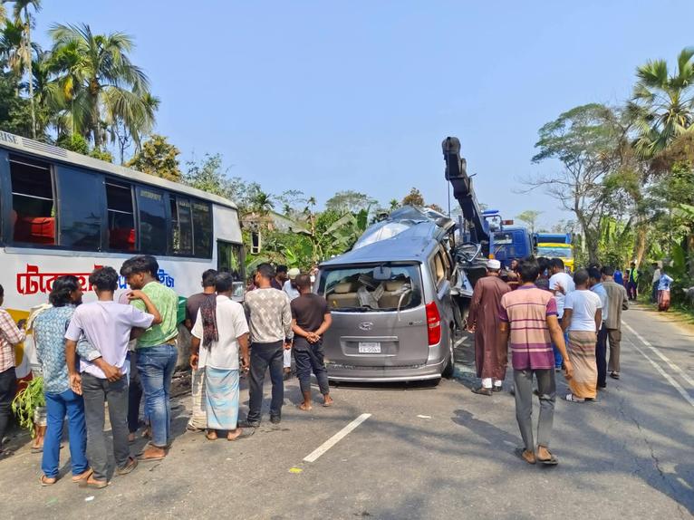 গৌরনদীতে বাস–মাইক্রোবাস সংঘর্ষে নিহত ২, আহত ৩