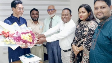 জাতীয় সংসদের চিফ হুইপ নুরুল ইসলাম মনিকে ফুলেল শুভেচ্ছা