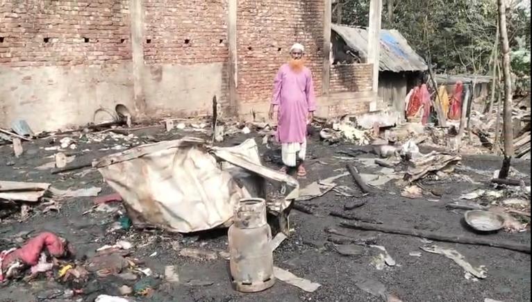 বাউফলে অগ্নিকাণ্ডে তিন দরিদ্র পরিবারের বসতবাড়ি পুড়ে ছাই