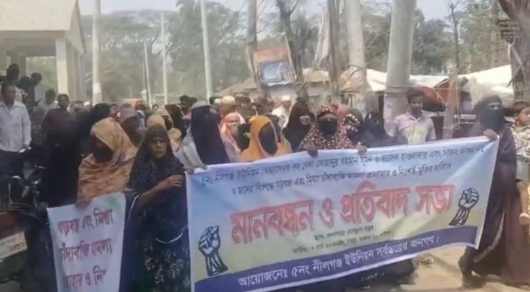 কলাপাড়ায় স্বেচ্ছাসেবক দল নেতাদের মুক্তির দাবিতে অনুষ্ঠিত বিক্ষোভ