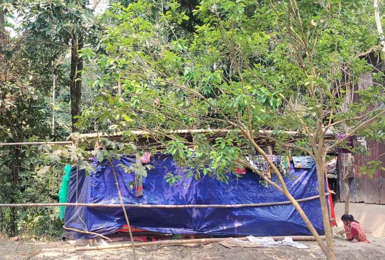 আমতলীতে চাঁদার টাকা না পেয়ে জমিতে ঘর নির্মাণের অভিযোগ