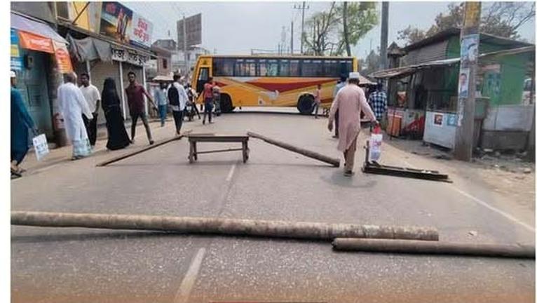 ভোলার চরফ্যাশনে বাস-সিএনজি শ্রমিক দ্বন্দ্ব: চার ঘণ্টা সড়ক অবরোধ