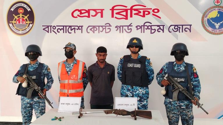 সুন্দরবনে অভিযান: দয়াল বাহিনীর সহযোগী আটক, অস্ত্র ও গুলি উদ্ধার