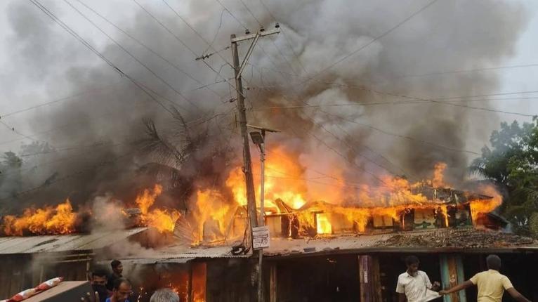 বরগুনার আমতলীতে আগুনে পুড়ে ৭ দোকান ছাই