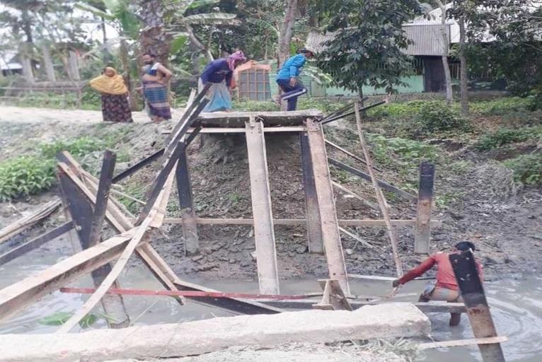 সাগরকন্যায় খবর প্রকাশের পর মির্জাগঞ্জে ভাঙা লোহার পুলের কাজ শুরু