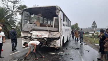 <small>একই পরিবারের ১১ জন </small> বাগেরহাটে বাস-মাইক্রোবাস সংঘর্ষে বর-কনেসহ নিহত বেড়ে ১৪