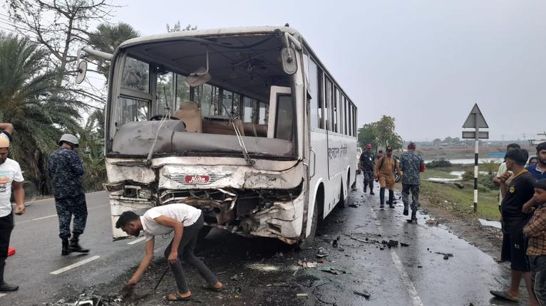 একই পরিবারের ১১ জন: বাগেরহাটে বাস-মাইক্রোবাস সংঘর্ষে বর-কনেসহ নিহত বেড়ে ১৪